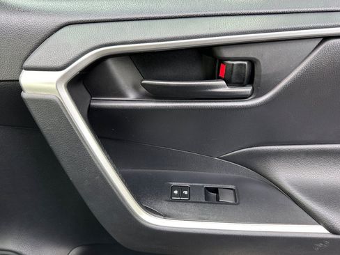 Used 2019 Toyota RAV4 LE FWD image 19