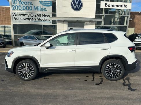 New 2026 Volkswagen Taos SE FWD image 2