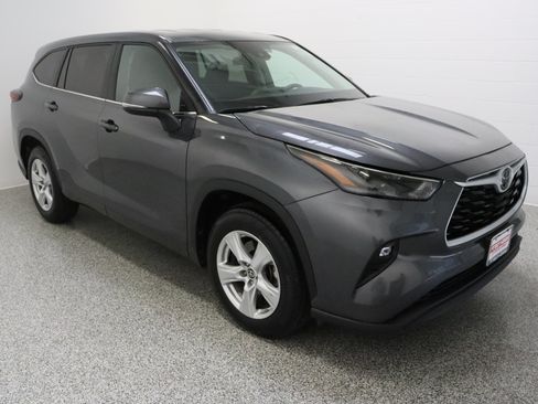 Used 2025 Toyota Highlander LE FWD image 4