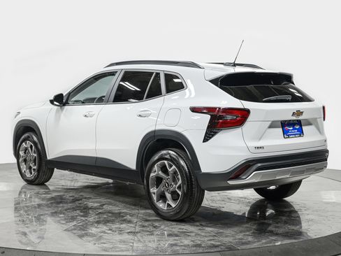 Used 2024 Chevrolet Trax LT FWD image 4