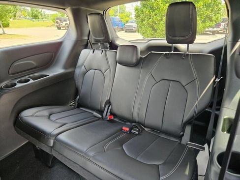 New 2027 Chrysler Pacifica Select FWD image 36