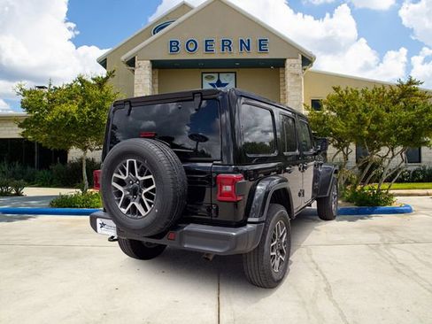 Used 2025 Jeep Wrangler Unlimited Sahara AWD/4WD image 5