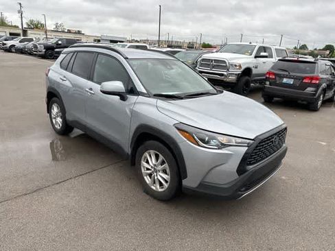 Used 2022 Toyota Corolla Cross LE AWD/4WD image 19