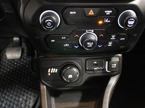 Used 2023 Jeep Renegade Latitude image 27