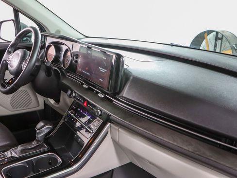 Used 2024 Kia Carnival EX FWD image 26