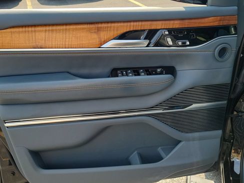 Certified 2024 Jeep Grand Wagoneer Series III w/ HD Trailer Tow Package AWD/4WD image 21