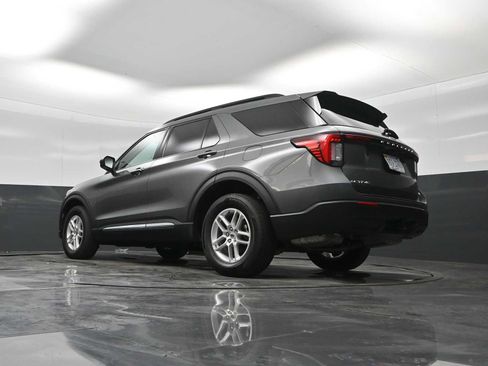 Used 2025 Ford Explorer Active AWD/4WD image 22