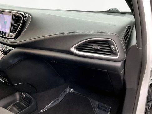Used 2023 Chrysler Pacifica Touring image 19