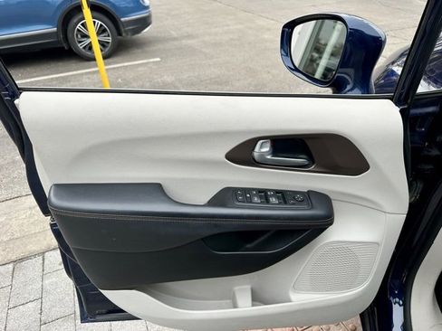 Used 2017 Chrysler Pacifica Touring-L image 10