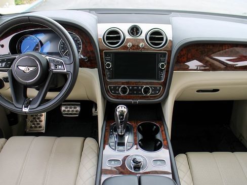 Used 2020 Bentley Bentayga Plug-In Hybrid AWD/4WD image 12