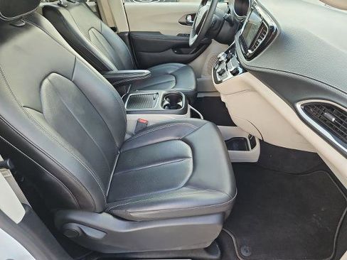 Used 2024 Chrysler Pacifica Limited FWD image 24