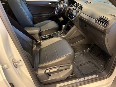 Certified 2020 Volkswagen Tiguan SE image 10