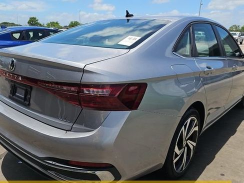 Used 2025 Volkswagen Jetta SEL FWD image 2