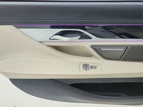 Used 2022 BMW 740i w/ M Sport Package image 31