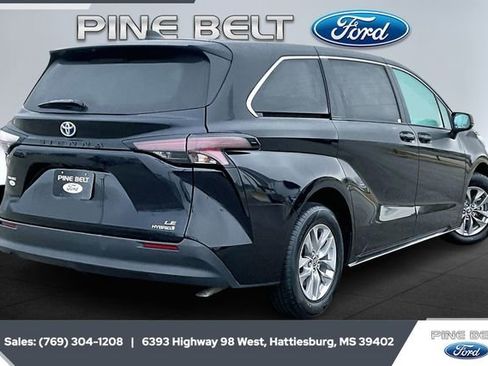 Used 2024 Toyota Sienna LE image 11