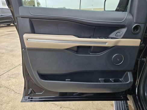 Used 2023 Ford Expedition Limited image 13