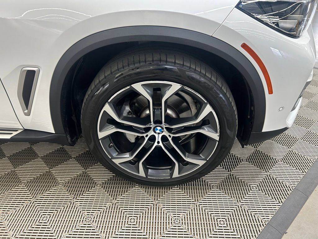 Used 2022 BMW X5 xDrive40i w/ Premium Package AWD/4WD image 2