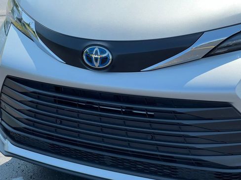 Used 2025 Toyota Sienna XLE FWD image 35
