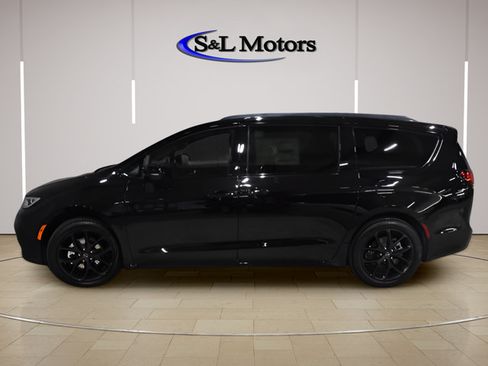 New 2026 Chrysler Pacifica Select w/ S Appearance Package FWD image 2