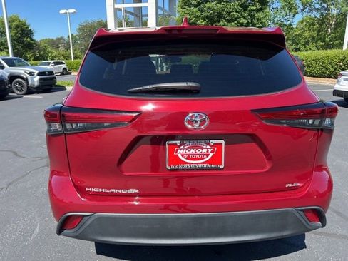 Used 2023 Toyota Highlander XLE FWD image 8