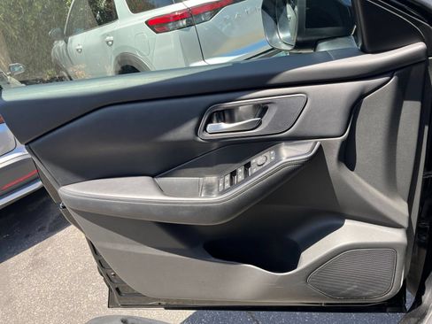 Used 2025 Nissan Rogue SV FWD image 18