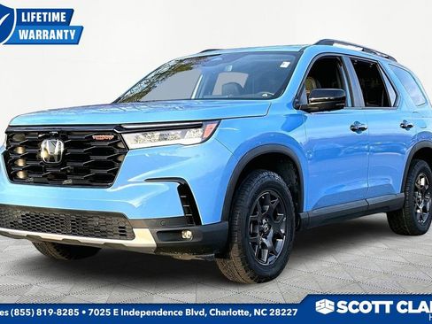 Used 2023 Honda Pilot TrailSport image 3