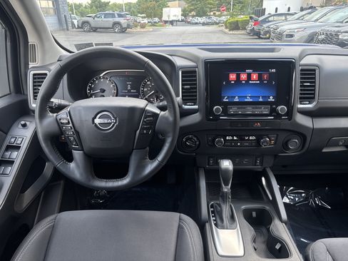 Used 2022 Nissan Frontier SV AWD/4WD image 2