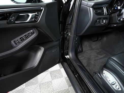 Used 2026 Porsche Macan AWD/4WD image 8