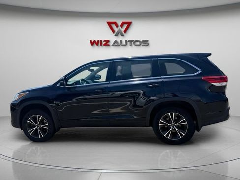Used 2019 Toyota Highlander LE AWD/4WD image 2