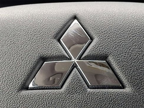 New 2025 Mitsubishi Outlander SE image 11