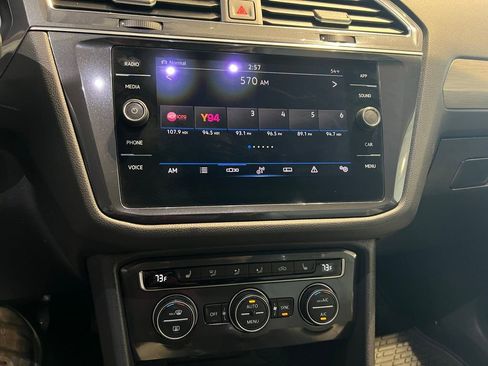 Used 2021 Volkswagen Tiguan SE w/ Panoramic Sunroof Package image 22