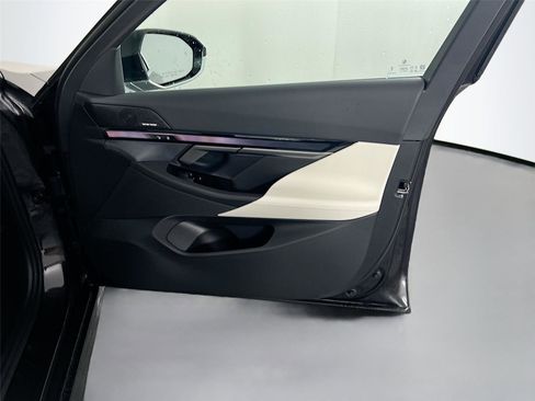 New 2026 BMW 530i xDrive w/ Premium Package image 28