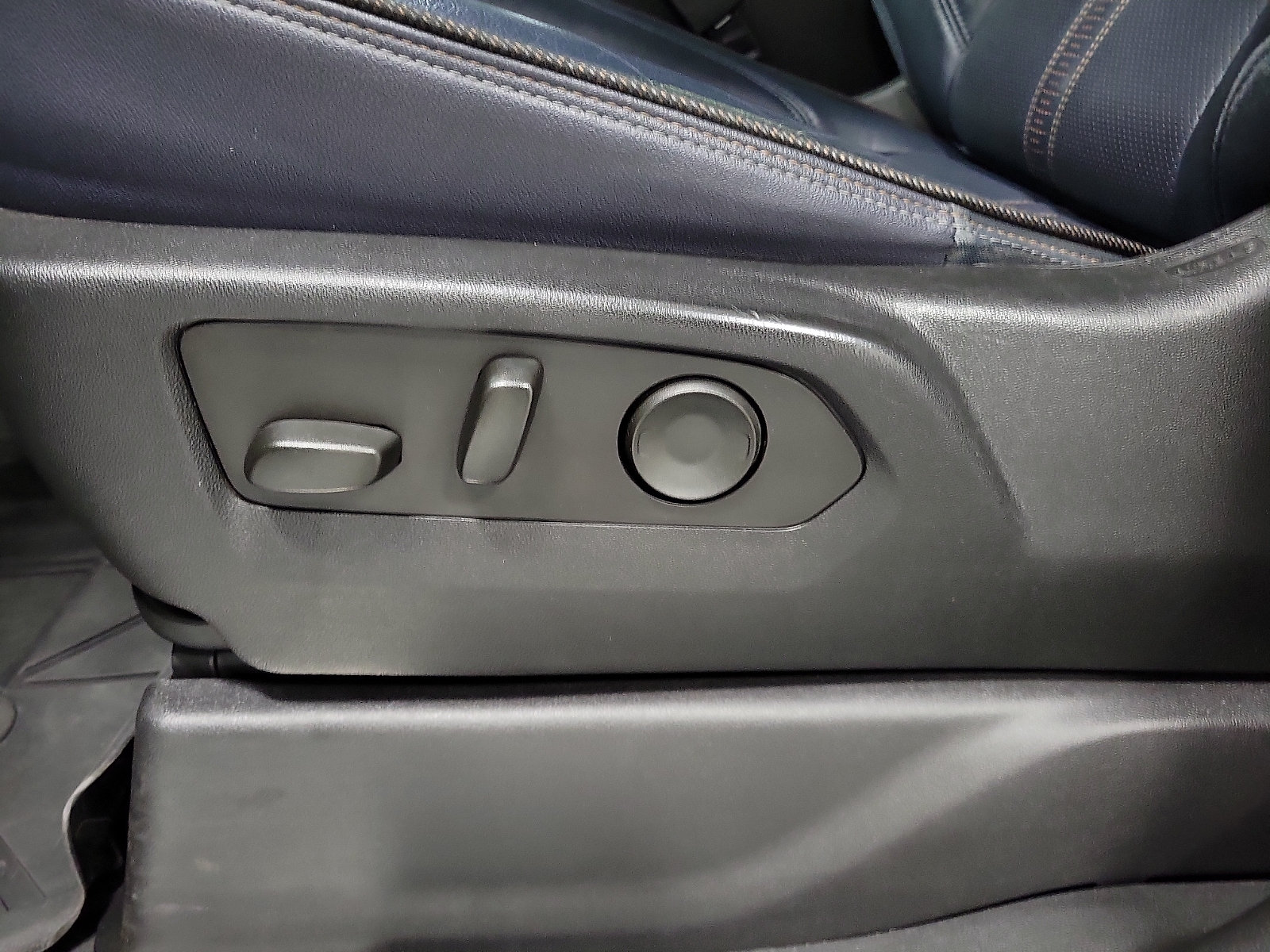 Used 2024 Chevrolet Silverado 2500 High Country w/ LPO, Dark Essentials Package AWD/4WD image 13