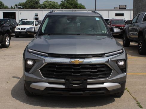Used 2024 Chevrolet TrailBlazer LT w/ LT Cold Weather Package FWD image 2