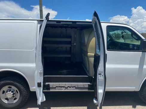 Used 2017 Chevrolet Express 2500 RWD image 21
