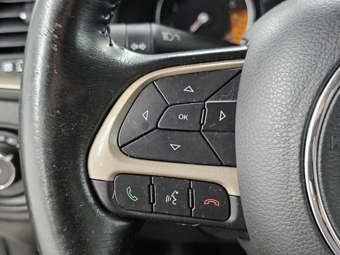 Used 2017 Jeep Renegade Latitude FWD image 29