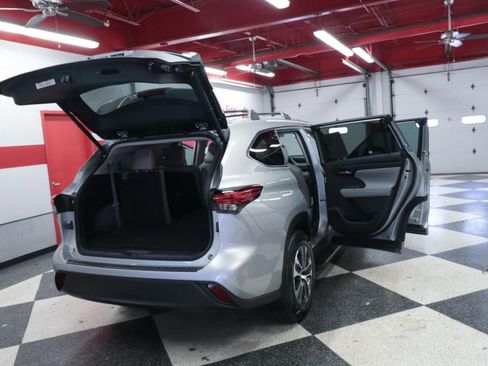 Used 2022 Toyota Highlander XLE FWD image 34