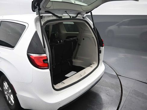Used 2024 Chrysler Pacifica Touring-L FWD image 27