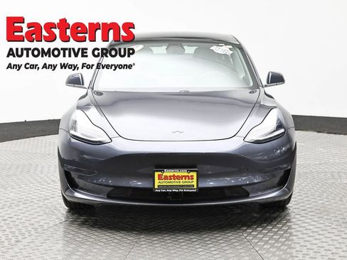 Used 2019 Tesla Model 3 Standard Range image 2