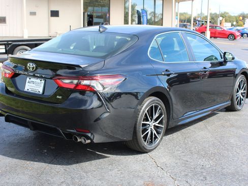 Used 2024 Toyota Camry SE image 4