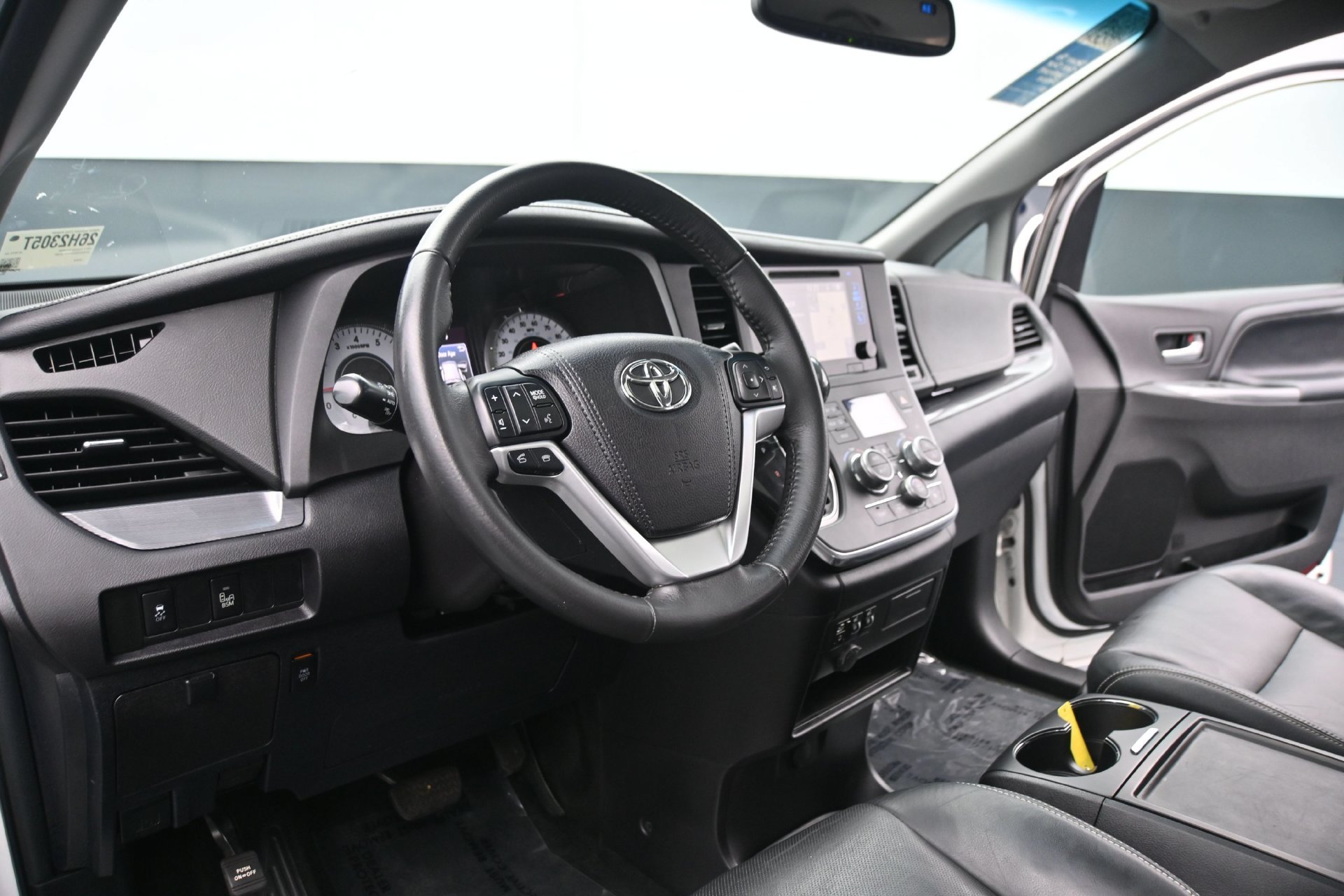 Used 2017 Toyota Sienna SE w/ SE Preferred Package FWD image 23