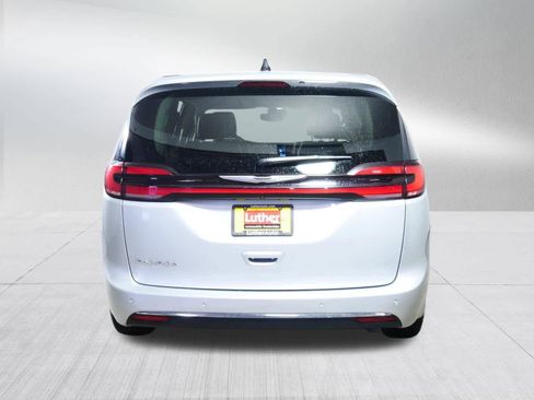 Used 2024 Chrysler Pacifica Touring-L FWD image 6