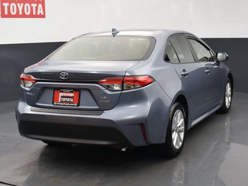 Used 2025 Toyota Corolla LE w/ LE Premium Package FWD image 4