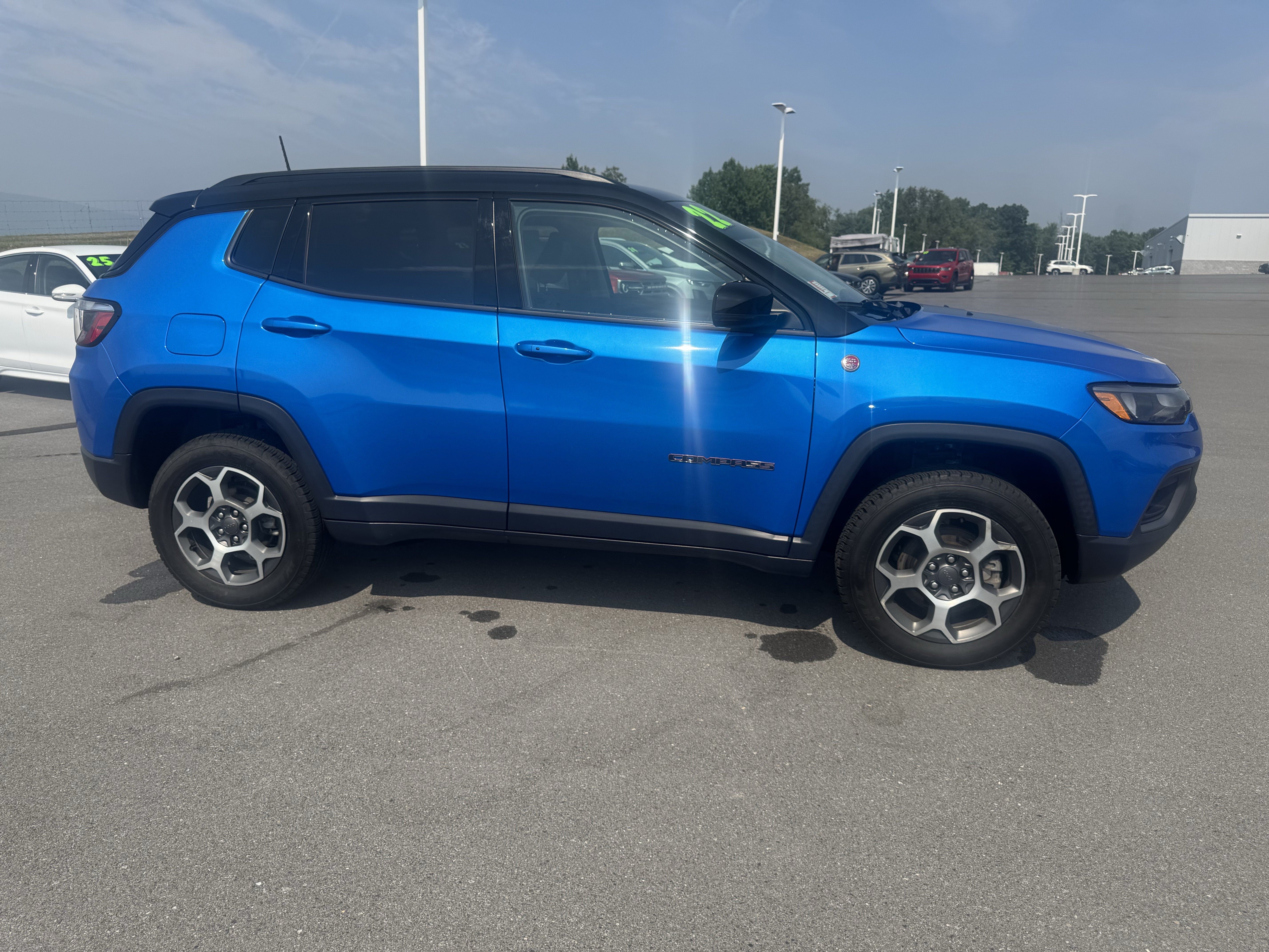 Used 2022 Jeep Compass Trailhawk w/ Trailhawk Convenience Group AWD/4WD image 2