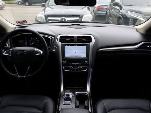 Used 2017 Ford Fusion SE w/ Fusion SE Technology Package FWD image 33