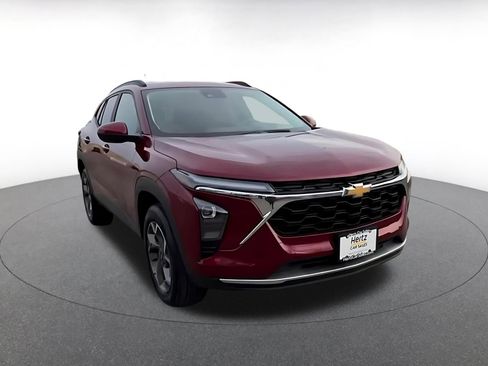Used 2025 Chevrolet Trax LT image 3