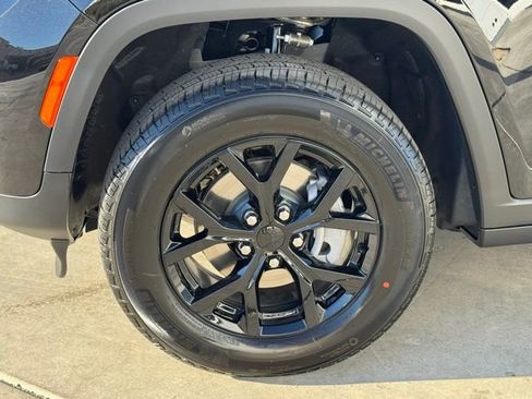 New 2025 Jeep Grand Cherokee Altitude image 7