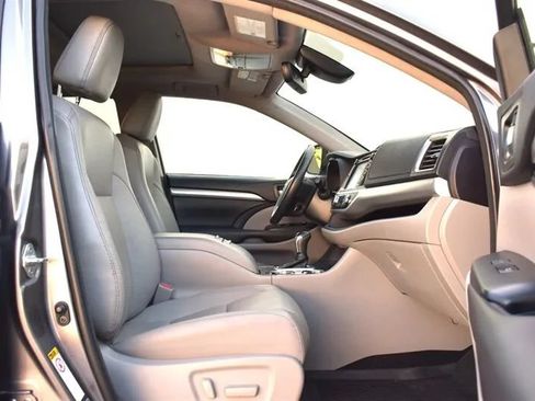 Used 2018 Toyota Highlander XLE AWD/4WD image 30