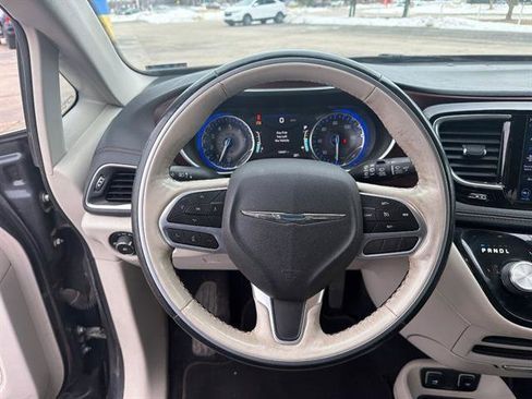 Used 2019 Chrysler Pacifica Limited image 35