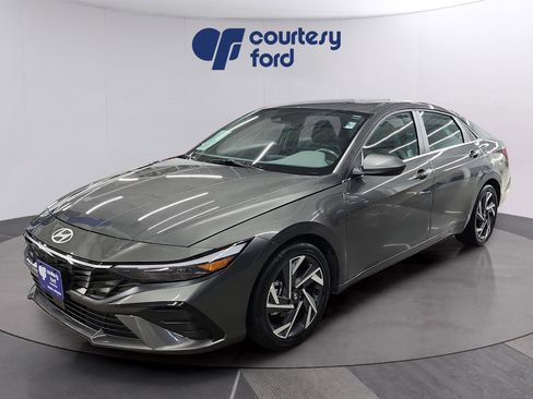 Used 2025 Hyundai Elantra SEL FWD image 3